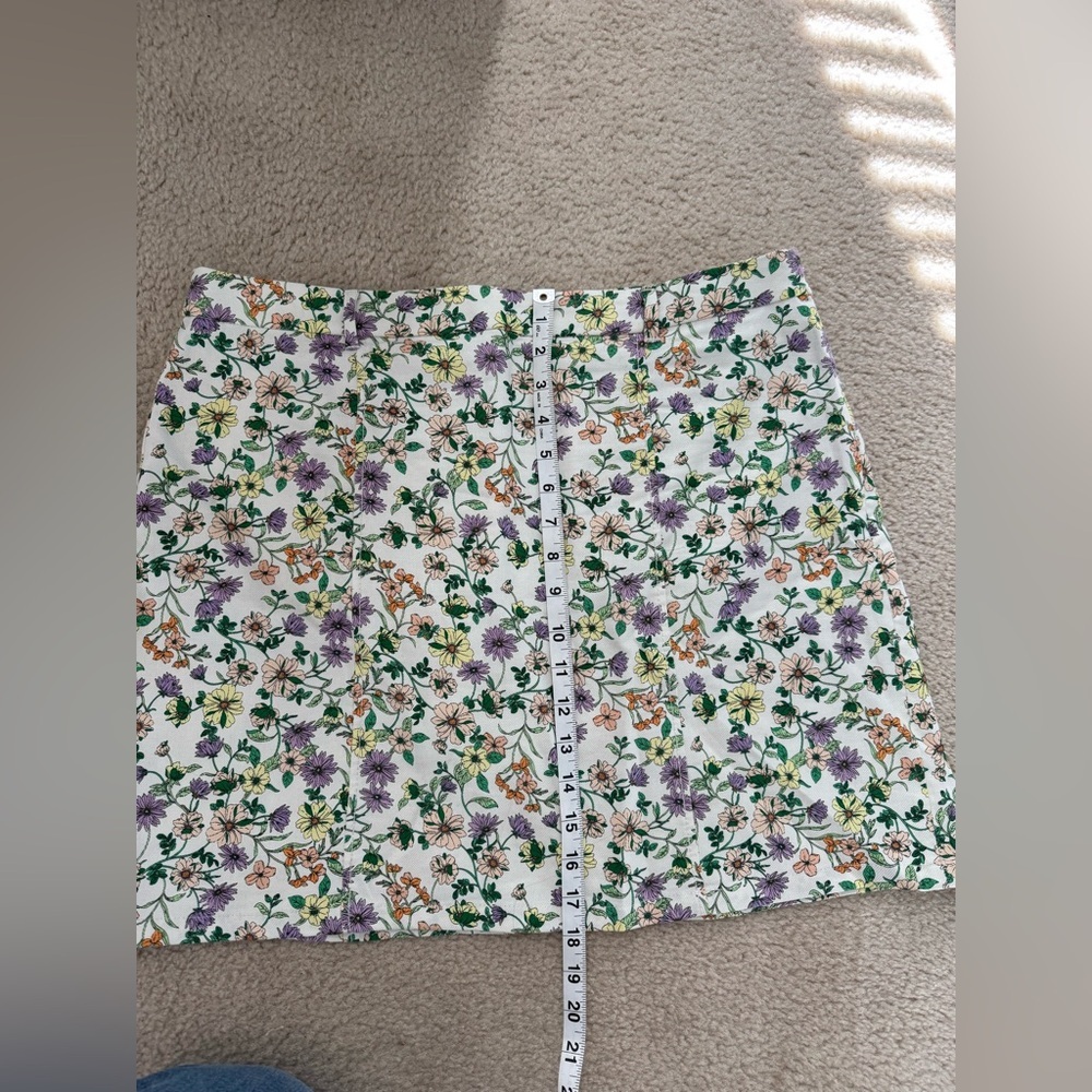 🌸 LOFT Floral Skirt 🌸
Size 12 - Picture 7 of 7